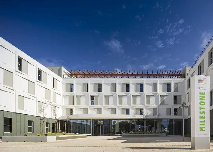 Milestone Lombos Apartahotel