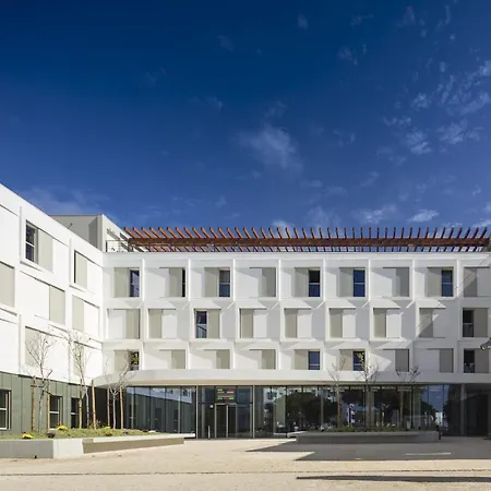 Milestone Lombos Apartahotel